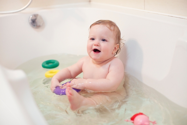 赤ちゃんの夏のお風呂！湯船に入れるべき？回数は？ 子育ていろは 子育てを応援する情報サイト